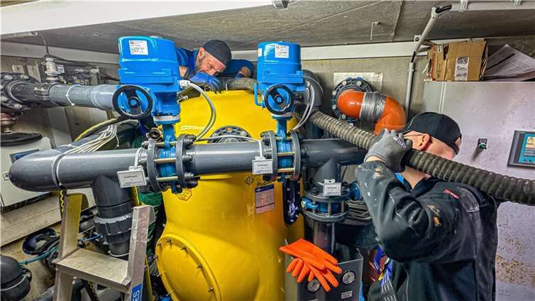 Der alte Filtersand wurde im Technikraum unterhalb des Wasserspielplatzes aus dem Kessel abgesaugt und durch neuen ersetzt.  Foto: Stadt Koblenz/Andreas Egenolf