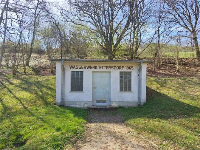 Hochbehälter in Montabaur-Ettersdorf wird ersetzt Der alte Hochbehälter bei Montabaur-Ettersdorf ist baufällig. Er wird abgerissen und durch ein neues kleines Gebäude ersetzt. Foto: VG-Werke / Johannes Stahlhofen
