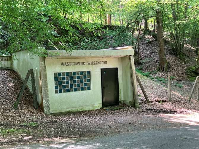 Der alte Hochbehälter oberhalb von Montabaur-Wirzenborn wird demnächst abgerissen. Es ist der Auftakt einer Reihe von Bauarbeiten, um die Trinkwasserversorgung rund um Wirzenborn neu auszurichten  Fotos: VG Montabaur / Christina Weiß