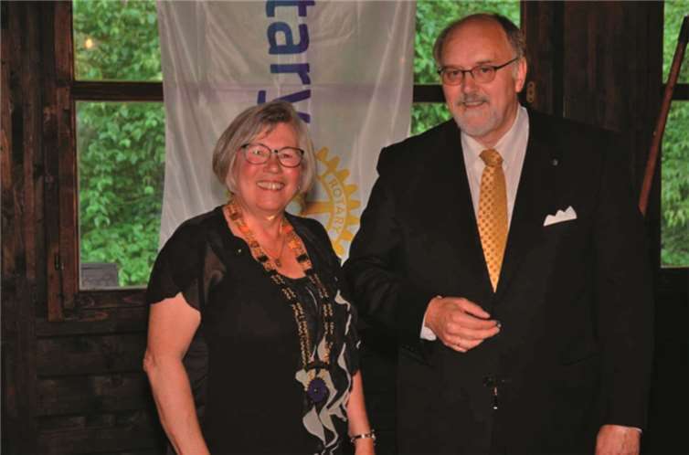 Der alte Präsident und die neue Präsidentin Christa von der Heiden konnten viele Gäste begrüßen. Peter Jansen