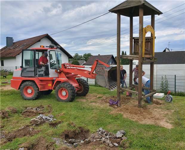 Der alte Turm muss weichen und Teile sind schon abgebaut.Der Radlader war dabei eine sehr große Hilfe. Fotos: privat