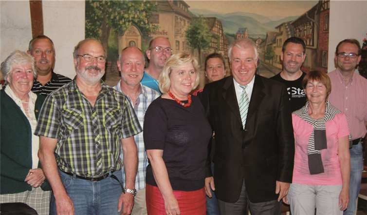 Der alte Vorstand der SG ist (fast) der neue. Bürgermeisterin Gabriele Hermann-Lersch war die erste Gratulantin.FA