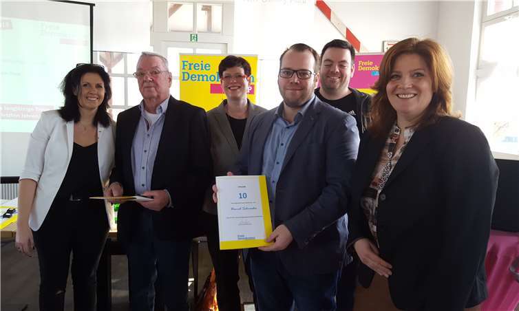 Der alte Vorstand des Kreisverbandes Mayen-Koblenz mit den zu ehrenden Mitgliedern und die Bundestagsabgeordnete Sandra Weeser (v.l.n.r. Susanne Rausch-Preißler, Dr. Theo Monshausen, Dr. Silke Wiß-Kotzan, Daniel Schneider, Sven Zavelberg, Sandra Weeser, MdB).