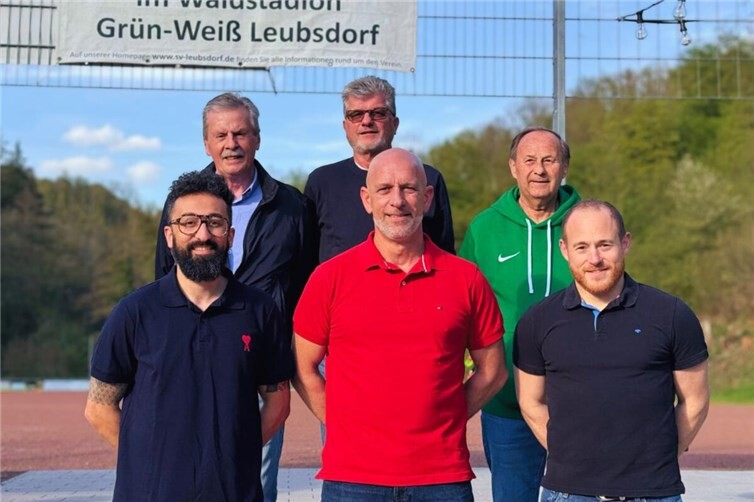 Der alte Vorstand in der hinteren Reihe (v.l.n.r. Friedhelm Pertzborn, Erich Honnef und Josef Chevally) mit dem neuen Vorstand davor (v.l.n.r. Abudi Kalach, Christian Thran und Marcel Carmona)