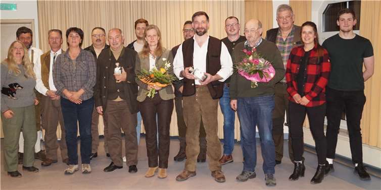Der alte und der neue Vorstand der Kreisjagdgruppe Cochem-Zell stellte sich zum obligatorischen Gruppenfoto.  Foto: Benedikt Schmitt