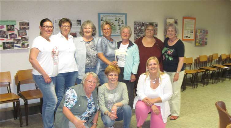 Der alte und der neue Vorstand der „lustigen Möhnen Feldkirchen“.Foto: Möhnen