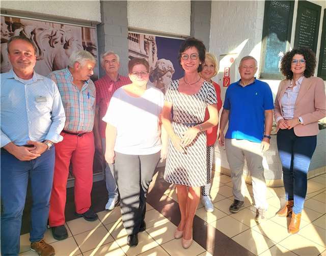 Der alte und der neue Vorstand des Fördervereins „Herz für die Römer-Thermen e.V.“ mit Gästen auch aus der Politik bei der Mitgliederversammlung: v.li. Bernd Schmitz, Jürgen Thomas, Wolfgang Storeck, Andrea Franke-Mertens, Petra Schneider, Annegret Sattler, Harald Trinkaus und Heike Resch. Foto: Rolf Niemeyer