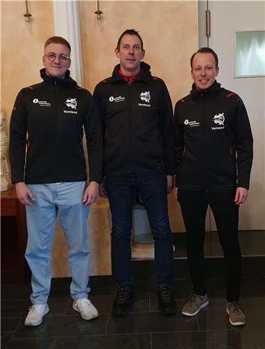 Der alte und neue 2. Vorsitzende Carsten Kasper (rechts) begrüßt die neuen Beisitzer Pascal Thelen und Gerd Schmitt (v. l.) im Vorstand des JFV Schieferland. Foto: privat