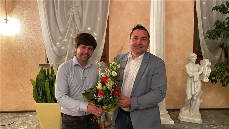 Der alte und neue SPD-Kreisvorsitzende Benedikt Oster (re.) freut sich gemeinsam mit seinem Stellvertreter Christian Simon über das Votum der Delegierten und die Parteiarbeit in den kommenden zwei Jahren. Foto: Alan Weis/SPD Cochem-Zell