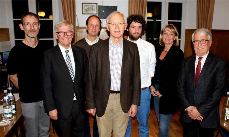 Der alte und neue Vorsitzende Rex Stephenson (Mitte) im Kreis der Vorstandsmitglieder. DL