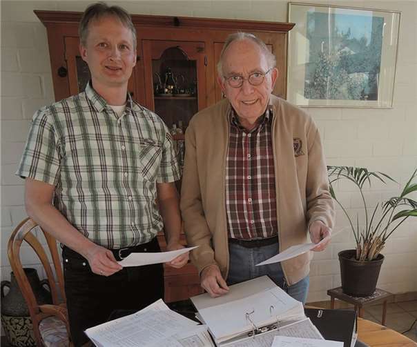 Der alte und neue Vorsitzende des Bürgervereins Kesselheim, Hans-Klaus Daumen (r.), und Frank Schuth, zeigen die für die Ausstellung zusammengetragenen Totenzettel.BSB