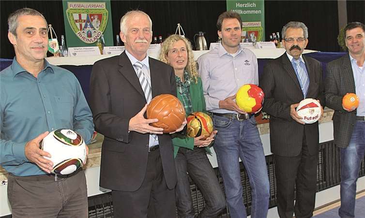 Der alte und neue Vorsitzende des Verbandsjugendausschusses, Peter Lipkowski (2. von links), mit (v.l.) Martin Hausen, Petra Wagner, Tino Zengler, Helmut Hohl und Manfred Kühne.