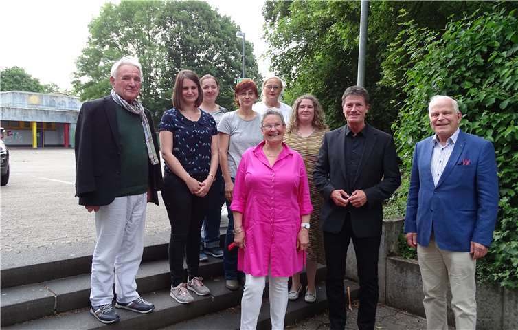 Der alte und neue Vorstand der Freunde der beiden Förderschulen: Vorne v.li.: Renate Schneider, Detlev Pilger, Dr. Gerhard Prengel, zweite Reihe v.li.: Dieter Altmeier, Anne Becker, Dorothea Gajewski, Nicole Vohland, Prof. Dr. Ingeborg Thümmel, Anja Layes. privat