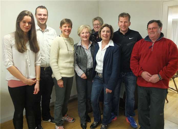 Der alte und neue Vorstand der Tennisabteilung. Von links nach rechts: Sarah v. Kopp Ostrowski, Andreas Bondza, Bonita Hoß-Saal, Ulla Jabs-Vietor, Elke Kugler, Barbara Hähner, Sascha Hecken, Hans Holecek.privat