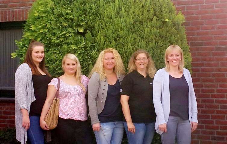 Der alte und neue Vorstand der Twirling Sticks.  Privat