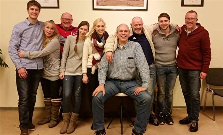 Der alte und neue Vorstand der Wolkener Kirmesgesellschaft (v. l.): Patrick Wehnert, Andrea Lauxen, Uwe Heinbach, Jenny Reuter, Christin Reuter, Frank Gehrke sowie Horst Lauxen, Florian Seul und Claus Welte. Nicht anwesend war Elisabeth Pichler. privat