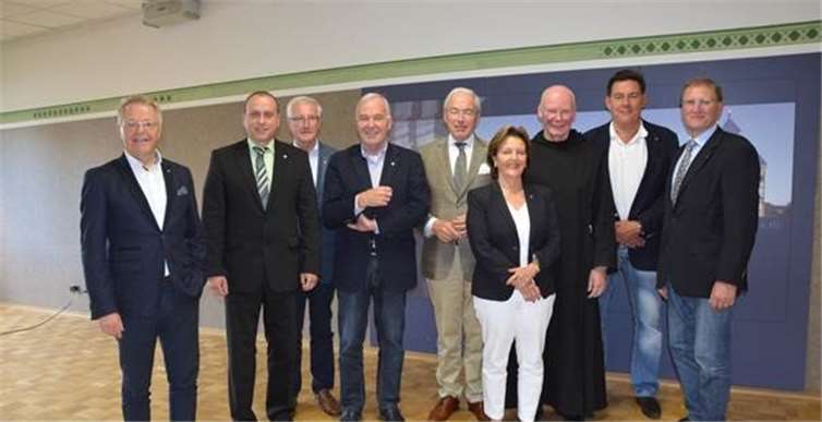 Der alte und neue Vorstand des Fördervereins Maria Laach (v. l.): Elmar Schmitz, Johannes Bell, Bernhard Kaiser, Dr. Ottmar Martini, Gernot Mittler, Trudel Krupp, Pater Andreas Werner, Burkhard Hau und Prof. Dr. Peter Frings. Kruft