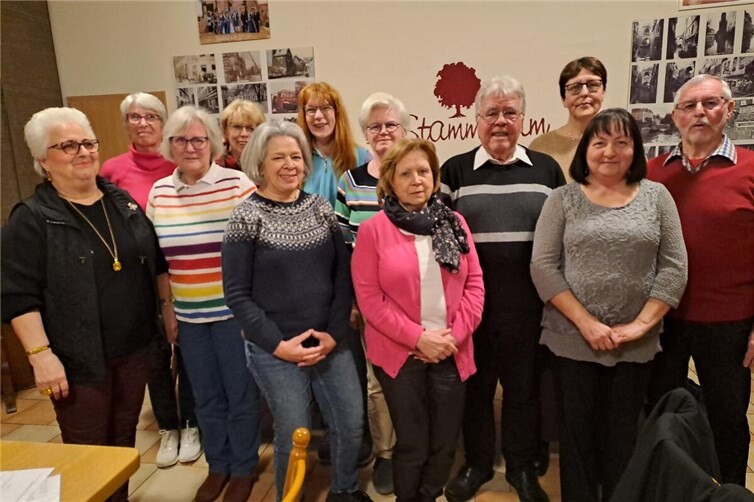 Der alte und neue Vorstand des Liederkranz mit Wolfgang Boeck (4.v.r.), der neuen  1. Vorsitzenden Edith Herold (5.v.r.) und der Chorleiterin Barbara Nöst-Butz (6.v.r.). Foto: Heidi Boeck