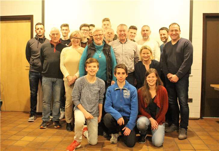 Der alte und neue Vorstand des SV Wormersdorf zusammen mit dem Jugendausschuss. privat