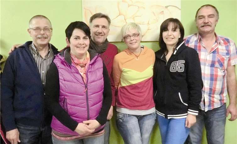 Der alte und neue Vorstand des Verkehrs- und Heimatvereins Bell (v.l.n.r.): Peter Wölwer, Kassierer; Bettina Spitzley-Andernach, Beisitzerin; Udo Ziesemer, Schriftführer; Katja Daub, Beisitzerin; Evelyne Wiesner, 2. Vorsitzende und Jürgen Strunk, 1. Vorsitzender. privat