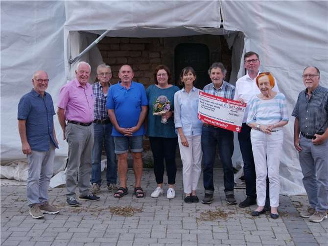 Der alte und neue Vorstand mit Kassenprüferin (v.l.) Leo Oster (neuer 2. Vorsitzender), Friedrich Hermes (Beisitzer), Josef Sesterhenn (bisheriger 2. Vorsitzender), Rainer Hilger (Beisitzer), Sandra Dietrich-Fuchs (neue 1. Vorsitzende), Brigitta May (Schatzmeisterin), Dr. Wolfgang Zäck (bisheriger 1. Vorsitzender), Pastor Dr. Artur Schmitt (Präses des Fördervereins), Kassenprüferin Charlotte Fichtl-Hilgers, Werner Daiber (bisheriger Geschäftsführer). Es fehlt: Christoph Michels (neuer Geschäftsführer).  Fotos: privat