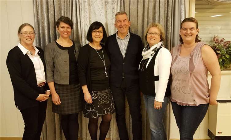 Der "alte" und "neue" Vorstand: v.l. Elke Zimmermann (Beisitzerin), Irene Thomas (Stv. Vorsitz.), Ulrike Meseberg-Kremser (1.Vors.), Burkhard Lebrecht (Kassenwart), Daniela Schaefer (Schriftführerin), Maren Schmitz (Beisitzerin).