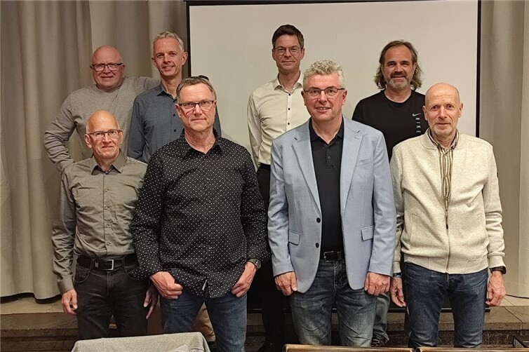Der alte und neue Vorstand - vorne v.l.n.r.: Roland Dietrich, Stefan Schon, Martin Jüngermann, Winfried Hendges; hinten v.l.n.r.: Alfred Anders, Andreas Nickenig, Jürgen Fuß, Marc Hamel.