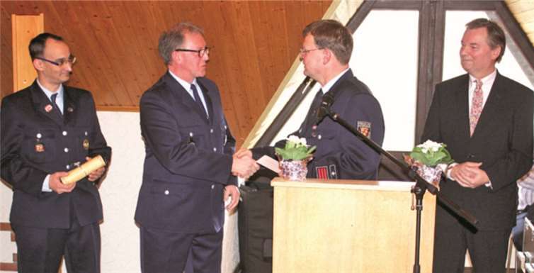 Der alte und neue Wehrführer Ralf Horschel dankte seinem ehemaligen Stellvertreter Michael Maihöfer für die zehnjährige Zusammenarbeit.