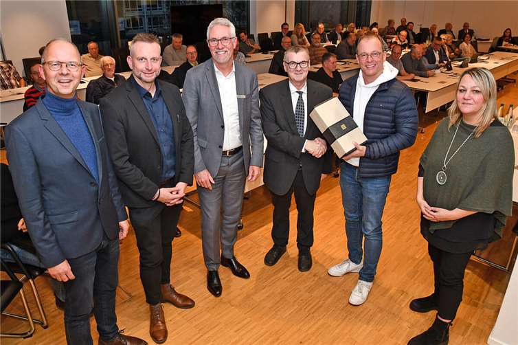 Der alte und neugewählte REMET-Verbandsvorstand, Landrat Dr. Alexander Saftig (3.v.r.), Marko Boos (2.v.l.) und Jörg Lempertz (2.v.r.) gemeinsam mit der REMET-Geschäftsführung Henning Schröder (3.v.l.) und Michael Schwippert sowie Nicole Pfeifer vom REMET-Projektbüro Traumpfade. Foto: Kreisverwaltung MYK/Damian Morcinek