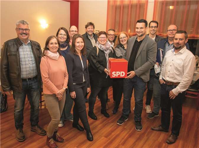 Der am 30. September neu gewählte Vorstand des SPD-Ortsvereins. V.li. Hans Peter Ammel, Christine Bergmann, Jutta Neideck, Natalia Reimer-Gutsch, Ralf Kraut, Helmut Selig, Silvia Bömerich-Mintgen, Thomas Schneider, Bibiana Koch-Mittler, Christian Welsch, Daniel Vordemvenne, Frank Furch und Andreas Abel.