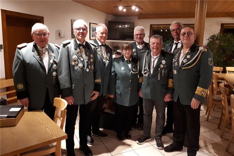 Der amtierende Bezirksvorstand mit dem bisherigen Bezirksschießmeister Roland Franzen (links) und dem neu gewählten Bezirksschießmeister Guido Bartz (zweiter von rechts).