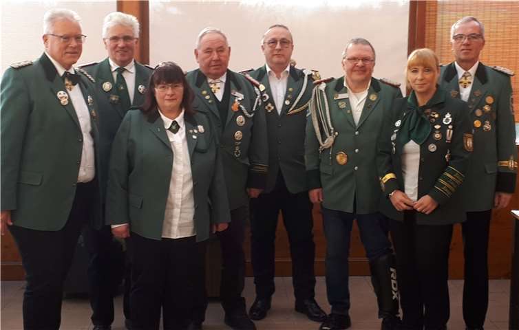 Der amtierende Bezirksvorstand (von links): Eugen Schmitt, Reinhard Hauter, Michaela Tibes, Roland Franzen, Frank Bersch, Hans Ströter, Ulrike Bartz, Winfried Nett. Foto: privat