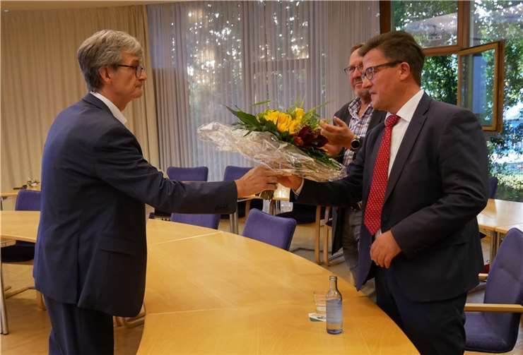 Der amtierende Bürgermeister Hans-Günter Fischer gratulierte Frank Becker zur gewonnenen Wahl des neuen Bürgermeisters.