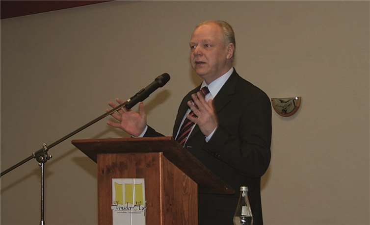 Der amtierende Bürgermeister Theo Hüffel wird im kommenden Jahr sein Glück in Heimbach versuchen.privat