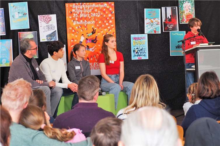 Der amtierende NRW-Sieger Sam Hasnik liest den Fremdtext.