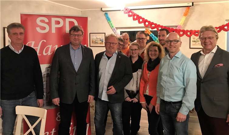 Der amtierende Ortsvorsteher Karl-Josef Weber (dritter v.li.) mit den Kandidatinnen und den Kandidaten für den Ortsbeirat. Mit dabei: der SPD-Vorsitzende Dirk Meid (zweiter v.li.) und der SPD-Ehrenvorsitzende Rolf Schäfer (li.). Foto: privat