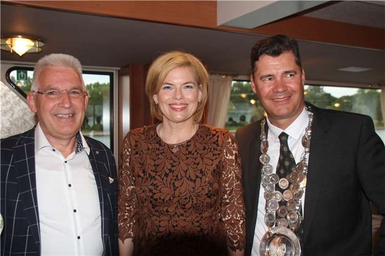 Christian Zock erhielt den Ritterschlag Der amtierende Ritter Christian Zock mit Amtskette, Ritterin Julia Klöckner sowie Ritter Peter Krupp, Geschäftsführer des Krupp Verlags (v.r.)