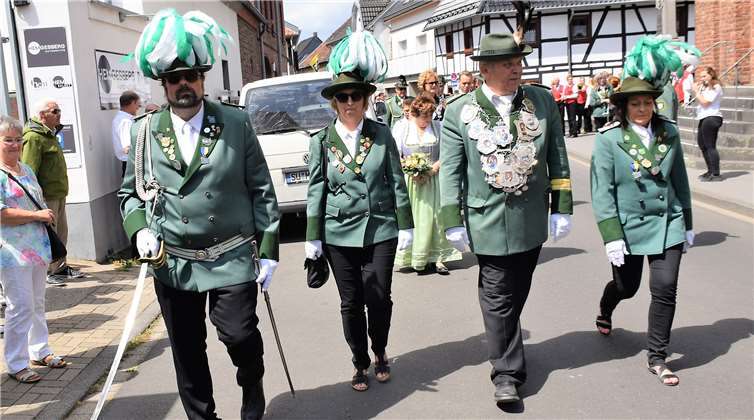 Der amtierende Schützenkönig Hermann Esseling schreitet mir seinen Adjutanten die Front ab.