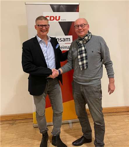 Der amtierende Stadtbürgermeister, Raimund Bogler, gratuliert Jörg Schüller zur Nominierung für seine Nachfolge. Die Wahl des Stadtbürgermeisters ist am 9. Juni 2024. Quelle: CDU Rhens