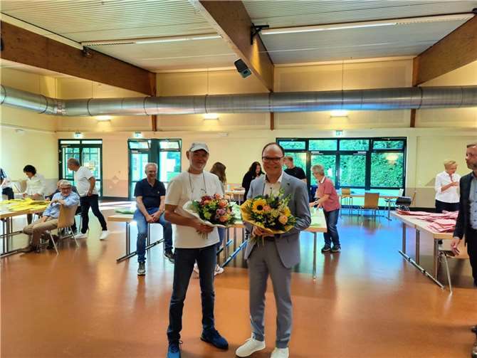 Der amtierende und neue Bürgermeister Thomas Boden (rechts) und Günter Fröhlich nach Bekanntgabe des Wahlergebnisses. Foto: privat