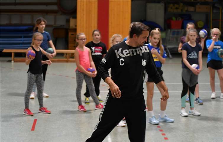 Der an der deutschen Sporthochschule in Köln ausgebildete Sportwissenschaftler und ehemalige 2. Liga-Spieler der HSG Römerwall nimmt die Spielerinnen für 8 Wochen unter seine Fittiche.Foto:: Anke Bous