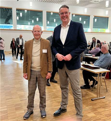 Der anwesende Sozialminister Alexander Schweitzer (re.) hat seine uneingeschränkte Unterstützung des bedeutungsvollen Beschlusses zugesichert. Wird vom Koblenzer Mitglied im Vorstand der Landesseniorenvertretung Edgar Kühlenthal sehr begrüßt. Foto: LSV
