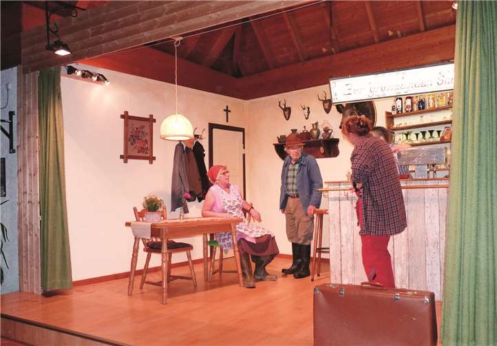 Der arme Bauer Heini wird nicht nur von der Biobäuerin Lisa (rechts) fertig gemacht, sondern auch von seiner Ehefrau Rita.