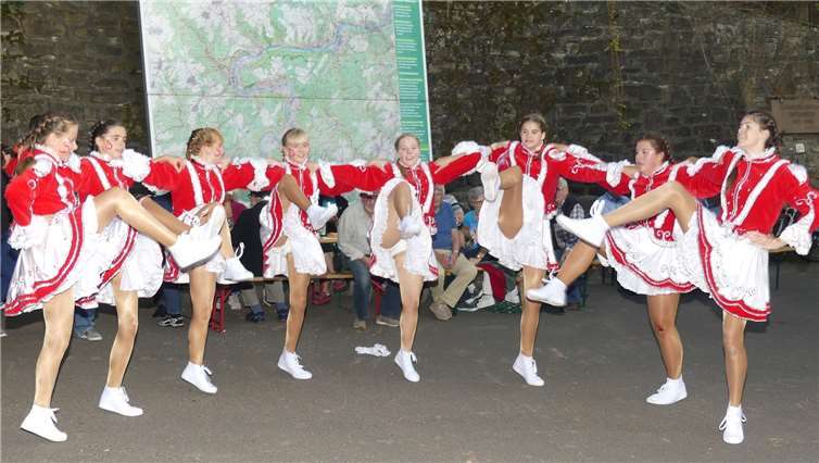 Der asphaltierte Wingertsweg als Bühne. Die Mesenicher Funken erfreuten mit einem furiosen Gardetanz.