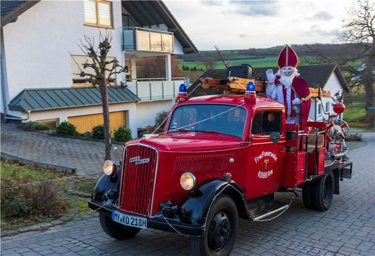 Der auf Hochglanz polierte‘51er Opel Blitz lässt Jung und Alt erstrahlen.