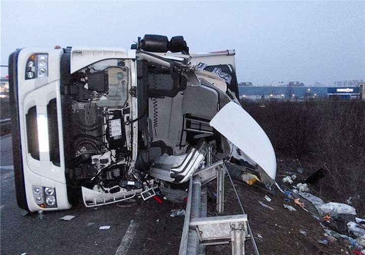 Der auf die Leitplanke gestürzte Lkw sorgte über Stunden für Verkehrsbehinderungen. Polizei Koblenz