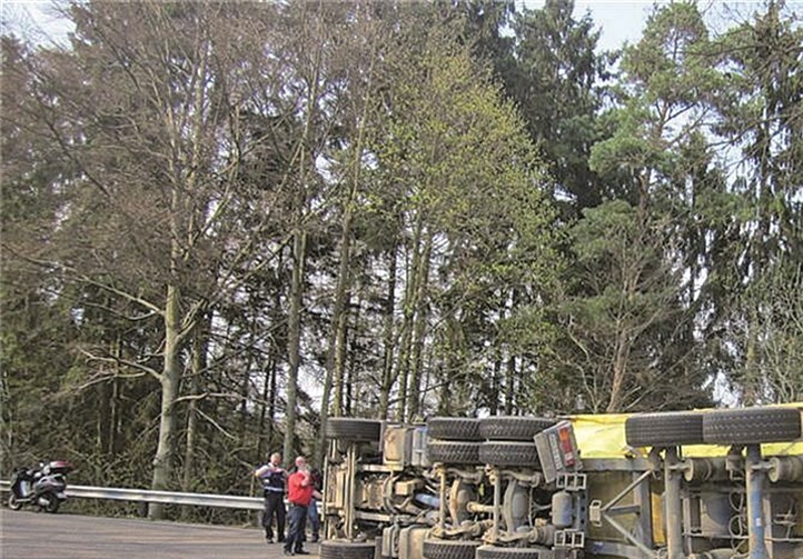 Der, aufgrund einer scharfen Kurve und zu hoher Geschwindigkeit, umgekippte LKW. Privat