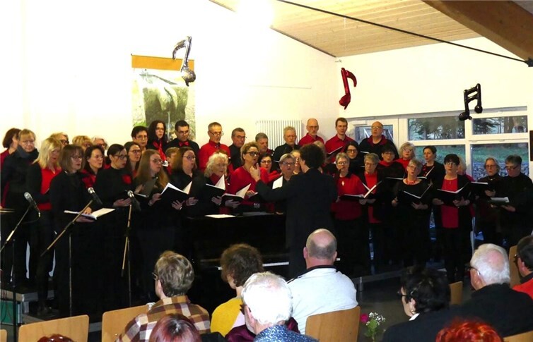 Der aus 45 Sängerinnen und Sängern bestehende Chor aus allen Altersklassen konnte auch mit seinem Konzert wieder durchweg begeistern.