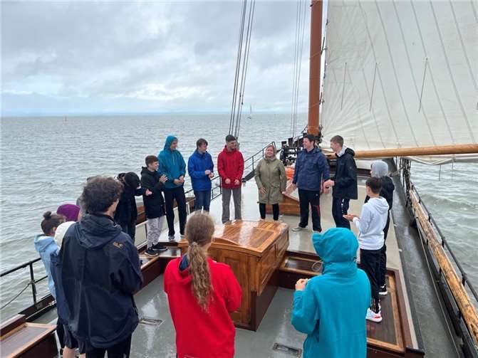 Der aus Kitazeiten bekannte Sonnentanz funktioniert auch, wenn Jugendliche ihn machen. Quelle: Move – Jugend bewegt e.V.,