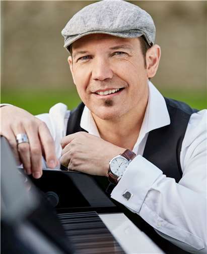 Der aus Leutesdorf stammende Künstler Tom Alaska, dessen Leidenschaft die Lieder von Udo Jürgens sind.  Tom Alaska